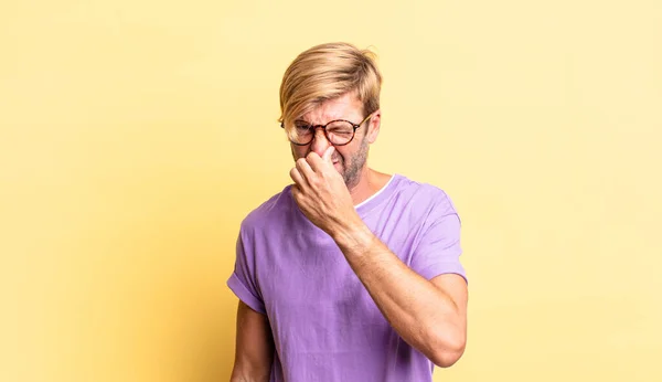 Hezký Blond Dospělý Muž Pocit Znechucení Držící Nos Aby Zabránilo — Stock fotografie