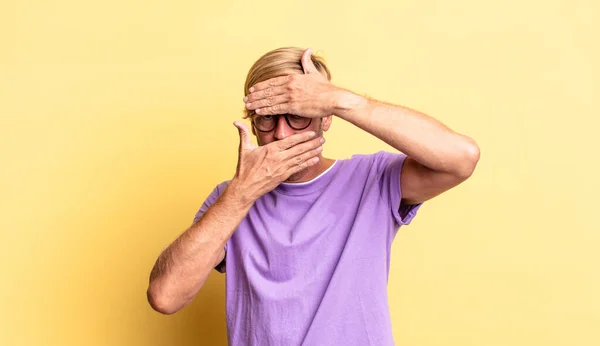 Mooie Blonde Volwassen Man Die Met Beide Handen Zijn Gezicht — Stockfoto