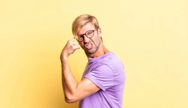 Homem Adulto Loiro Bonito Sentindo Feliz Satisfeito Poderoso Ajuste Flexão — Fotografia de Stock