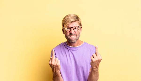 Bonito Loiro Adulto Homem Sentindo Provocante Agressivo Obsceno Lançando Dedo — Fotografia de Stock