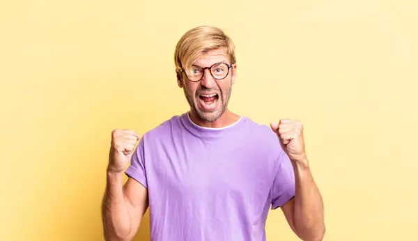 Homem Adulto Loiro Bonito Sentindo Feliz Positivo Bem Sucedido Celebrando — Fotografia de Stock