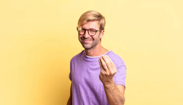 Homem Adulto Loiro Bonito Sentindo Feliz Bem Sucedido Confiante Enfrentando — Fotografia de Stock