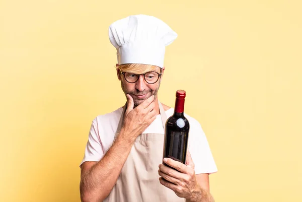 Loira Bonito Chef Adulto Homem Segurando Uma Garrafa Vinho — Fotografia de Stock