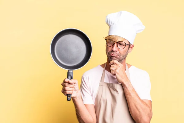 Blondine Schöner Koch Erwachsener Mann Hält Eine Pfanne — Stockfoto