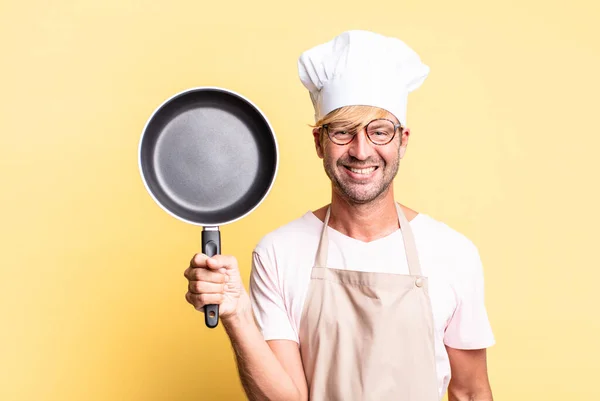 Blondine Schöner Koch Erwachsener Mann Hält Eine Pfanne — Stockfoto