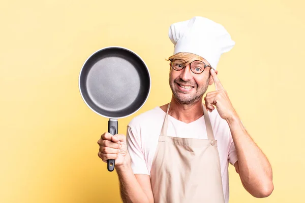 Blondine Schöner Koch Erwachsener Mann Hält Eine Pfanne — Stockfoto