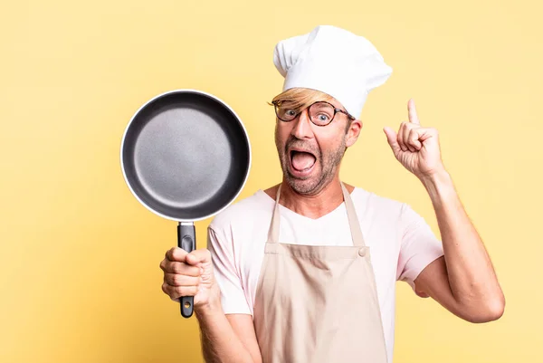 Blond Knap Chef Volwassen Man Holding Een Pan — Stockfoto