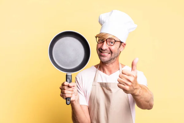 Blondine Schöner Koch Erwachsener Mann Hält Eine Pfanne — Stockfoto