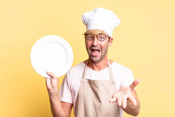 Blond Knap Chef Volwassen Man Met Een Lege Schotel — Stockfoto