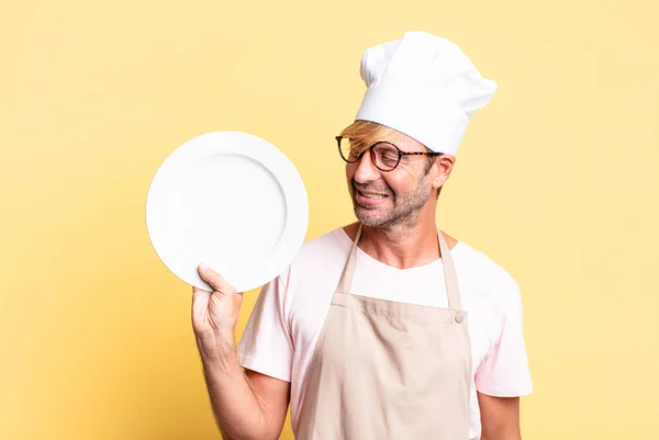 Loira Bonito Chef Adulto Homem Com Prato Vazio — Fotografia de Stock