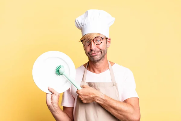 Loira Bonito Chef Adulto Homem Com Prato Vazio — Fotografia de Stock