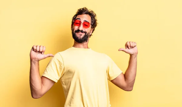 Expressivo Homem Barbudo Louco Usando Óculos Sol Com Espaço Cópia — Fotografia de Stock