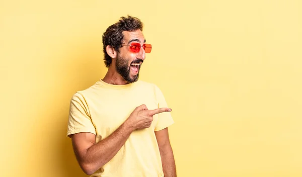 Expressieve Gekke Man Met Baard Draagt Een Zonnebril Met Een — Stockfoto