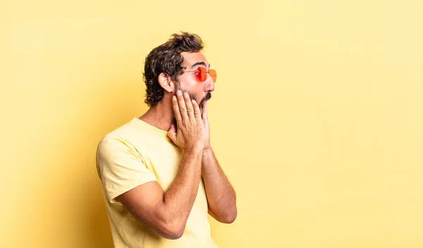 Expresivní Blázen Vousatý Muž Nosí Sluneční Brýle Kopií Prostoru Proti — Stock fotografie