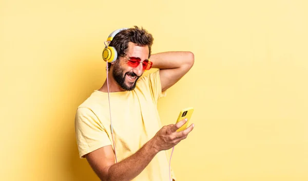 Expresivo Loco Barbudo Hombre Escuchar Música Con Auriculares Sartphone — Foto de Stock