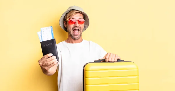 Expressive Crazy Bearded Man Hollidays Holding Suitcase — Stock Photo, Image