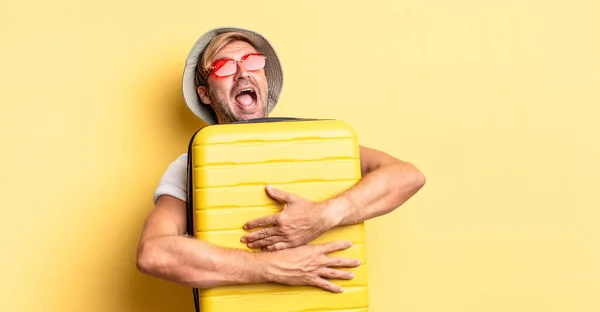 Expressive Crazy Bearded Man Hollidays Holding Suitcase — Stock Photo, Image