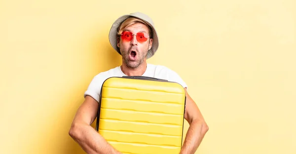 Expressive Crazy Bearded Man Hollidays Holding Suitcase — Stock Photo, Image