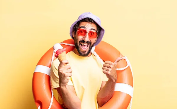 Homem Barbudo Louco Expressivo Usando Chapéu Óculos Sol Com Sorvete — Fotografia de Stock