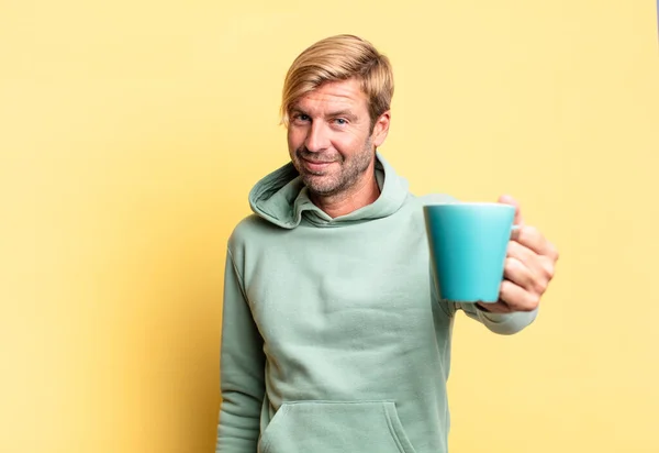 ブロンドハンサムな大人の男を保持コーヒーカップ — ストック写真