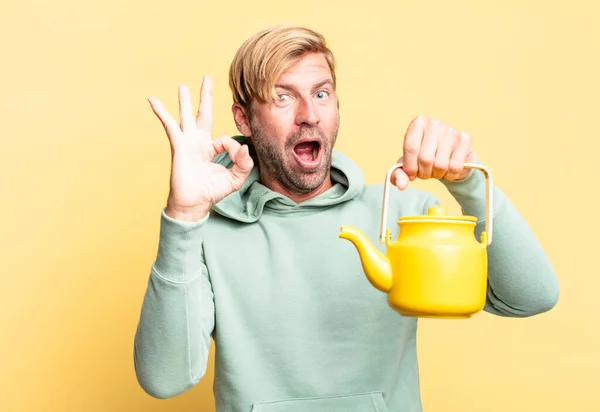 Loira Bonito Adulto Homem Segurando Bule Chá — Fotografia de Stock