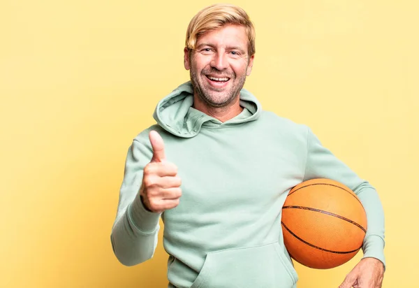 Blonde Schöne Erwachsene Mann Mit Einem Basketballball — Stockfoto