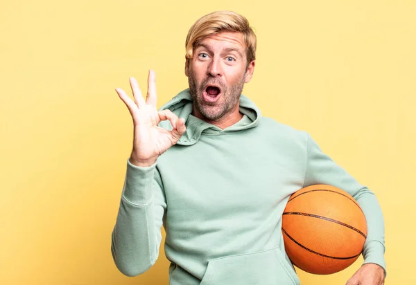 Blonde Handsome Adult Man Basketball Ball — Stock Photo, Image