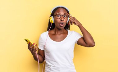 Şaşırmış, ağzı açık, şok olmuş, yeni bir düşünce, fikir ya da konsept ve müzik dinlerken.