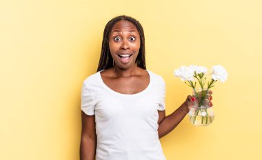 Şok olmuş ya da şaşırmış görünüyor, ağzı açık bir şekilde 