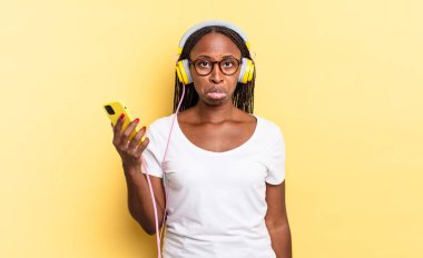 Üzgün ve mızmız hissediyorum, mutsuz bir bakışla ağlıyorum, olumsuz ve hayal kırıklığına uğramış bir tavırla ağlıyorum ve müzik dinliyorum.