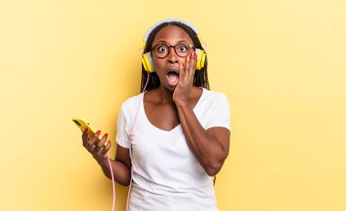 Şok oldum ve korktum, ağzım açık, ellerim yanaklarımda ve müzik dinliyordum.