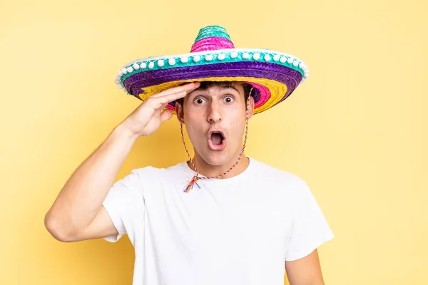 Ven Felices Asombrados Sorprendidos Sonriendo Dándose Cuenta Buenas Noticias Increíbles —  Fotos de Stock