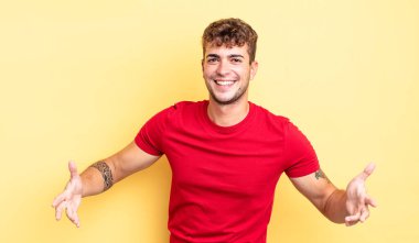 Genç yakışıklı adam mutlu, kibirli, gururlu ve kendini beğenmiş, kendini bir numara gibi hisseden