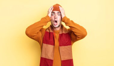 Dehşete kapılmış ve şok olmuş hisseden genç yakışıklı adam, bir hata yüzünden el ele tutuşuyor ve panikliyor.