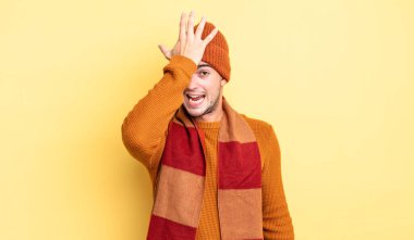 Aptal bir hata yaptıktan ya da hatırladıktan sonra kendini aptal gibi hissederek avuçtan avuca kadar büyüten genç yakışıklı adam.