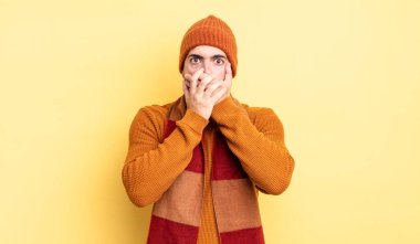 Şok olmuş, şaşırmış bir ifadeyle ağzı kapalı genç yakışıklı bir adam sır saklıyor ya da 