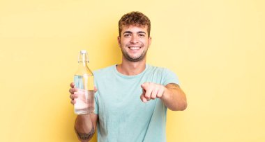 Genç ve yakışıklı bir adam kamerayı işaret ederek seni seçiyor. su kavramı