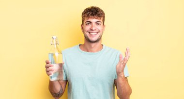 Genç yakışıklı adam kendini mutlu hissediyor, bir çözüm ya da fikir bulduğuna şaşırıyor. su kavramı