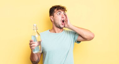 Genç yakışıklı adam mutlu, heyecanlı ve şaşırmış hissediyor. su kavramı