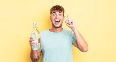 Genç yakışıklı bir adam bir fikri fark ettikten sonra mutlu ve heyecanlı bir dahi gibi hissediyor. su kavramı