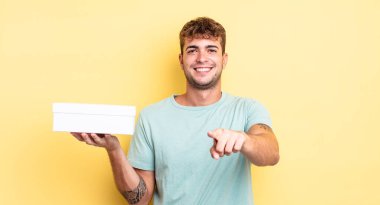 Genç ve yakışıklı bir adam kamerayı işaret ederek seni seçiyor. beyaz kutu kavramı