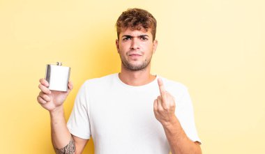 Genç ve yakışıklı bir adam sinirli, sinirli, asi ve agresif hissediyor. alkol şişesi konsepti