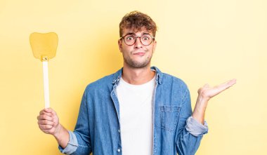 Genç yakışıklı adam şaşkın, şaşkın ve şüpheci hissediyor. Sineklik konsepti