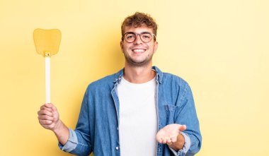 Genç ve yakışıklı bir adam arkadaşça gülümsüyor ve bir konsept sunuyor. Sineklik konsepti