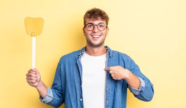 Genç ve yakışıklı bir adam mutlu hissediyor ve heyecanla kendini işaret ediyor. Sineklik konsepti