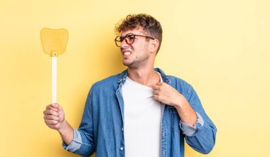 Genç ve yakışıklı adam stresli, endişeli, yorgun ve hayal kırıklığına uğramış hissediyor. Sineklik konsepti