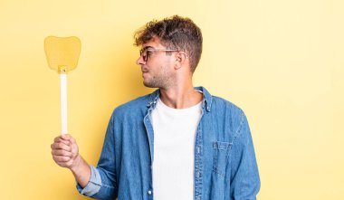 Profilde genç yakışıklı bir adam hayal kuruyor, hayal kuruyor ya da hayal kuruyor. Sineklik konsepti