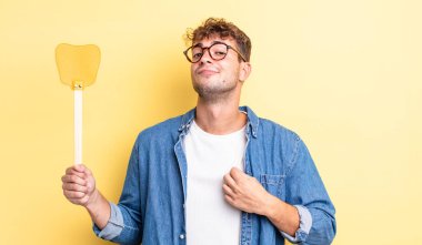 Genç yakışıklı adam kibirli, başarılı, pozitif ve gururlu görünüyor. Sineklik konsepti