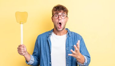 Genç yakışıklı adam, inanılmaz bir sürprizle şaşkına dönmüş ve hayrete düşmüştü. Sineklik konsepti