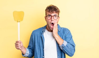 Genç ve yakışıklı bir adam şok olmuş ve korkmuş hissediyor. Sineklik konsepti